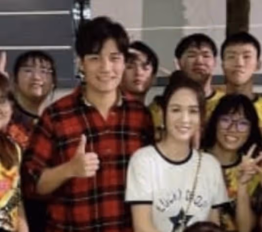 陳喬恩和老公在馬來西亞看舞獅,被工作人員認出,挨個合影有親和力