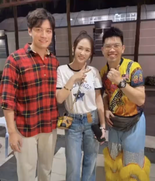 陳喬恩和老公在馬來西亞看舞獅,被工作人員認出,挨個合影有親和力