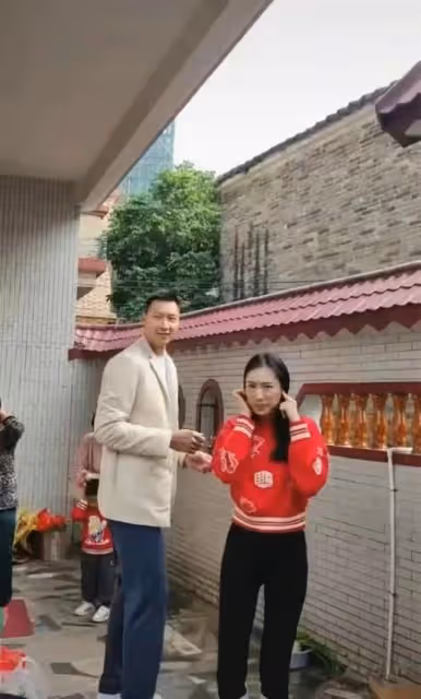 易建聯攜全家泰國度假!高顏值老婆長腿吸睛,美國籍兒子身高搶鏡