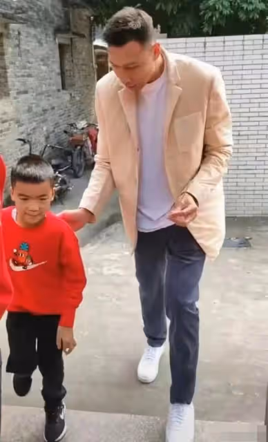 易建聯攜全家泰國度假!高顏值老婆長腿吸睛,美國籍兒子身高搶鏡