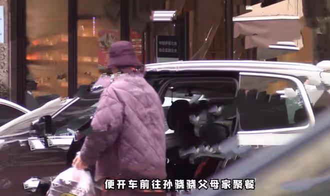 任重孫驍驍同回住所,女方肚子隆起疑似有孕,去年被偶遇在試婚紗