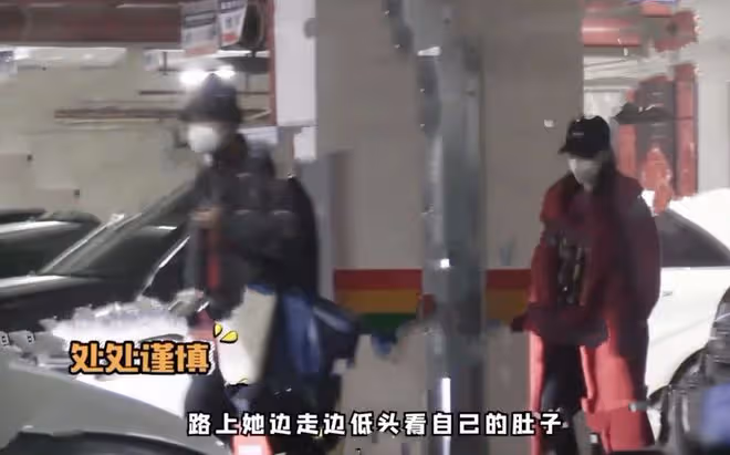 任重孫驍驍同回住所,女方肚子隆起疑似有孕,去年被偶遇在試婚紗