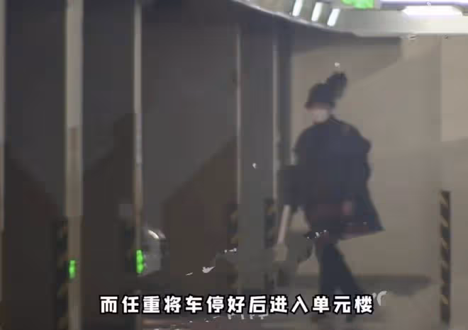 任重孫驍驍同回住所,女方肚子隆起疑似有孕,去年被偶遇在試婚紗