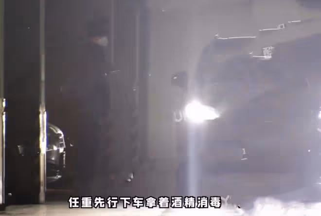 任重孫驍驍同回住所,女方肚子隆起疑似有孕,去年被偶遇在試婚紗
