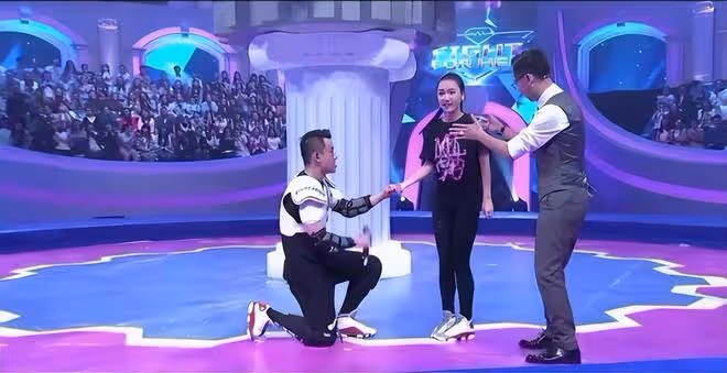 任重孫驍驍同回住所,女方肚子隆起疑似有孕,去年被偶遇在試婚紗