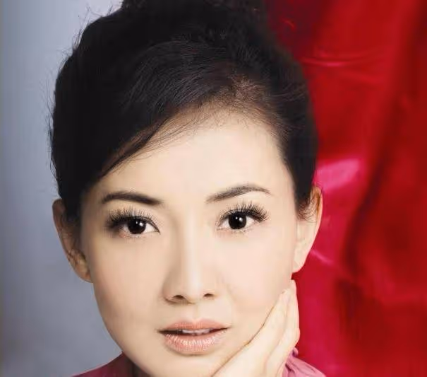 曾是游泳和射擊冠軍,上了整整8次舞台,今低調做慈善,令人欽佩
