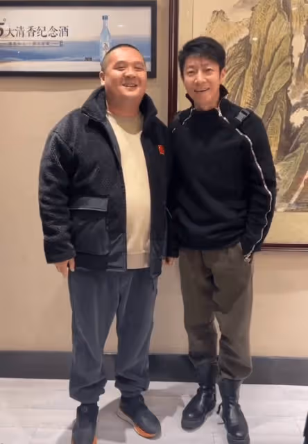 撒貝寧帶妻子參加聚會！李白穿緊身褲身材火辣，舉杯喝酒顯尷尬