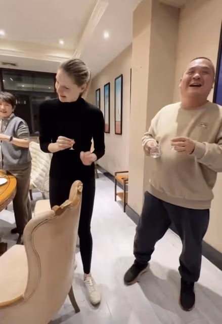 撒貝寧帶妻子參加聚會！李白穿緊身褲身材火辣，舉杯喝酒顯尷尬