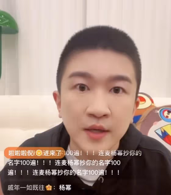 楊冪約張大大游什剎海,戴藍色假髮未被認出,靠對方肩頭不避嫌