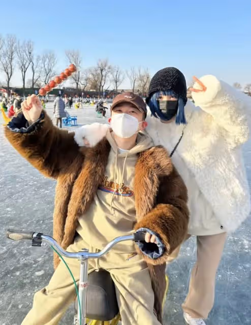 楊冪約張大大游什剎海,戴藍色假髮未被認出,靠對方肩頭不避嫌