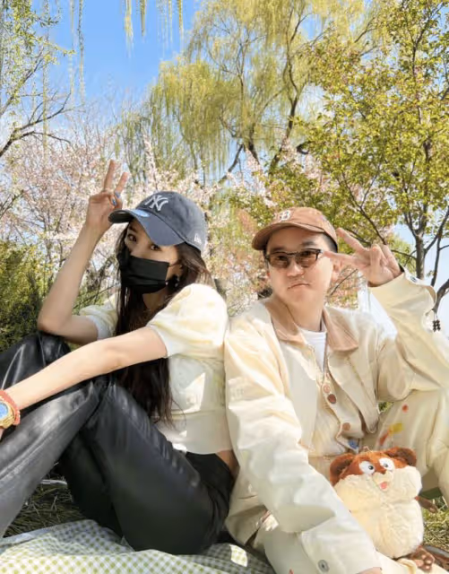 楊冪約張大大游什剎海,戴藍色假髮未被認出,靠對方肩頭不避嫌
