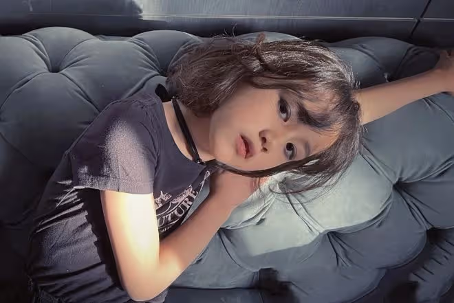 黃磊9歲小女兒挑戰煙燻妝,多多妹妹氣場全開,鏡頭表現力超強
