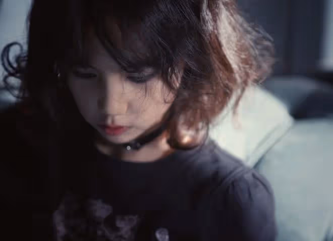 黃磊9歲小女兒挑戰煙燻妝,多多妹妹氣場全開,鏡頭表現力超強