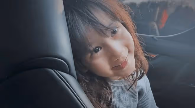 黃磊9歲小女兒挑戰煙燻妝,多多妹妹氣場全開,鏡頭表現力超強
