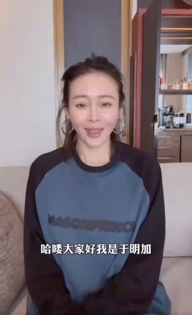 於明加攜一家六口現身海南!穿短褲秀白皙美腿,14歲女兒近一米八