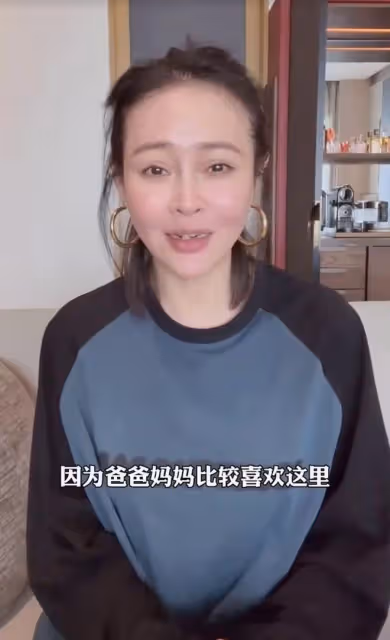 於明加攜一家六口現身海南!穿短褲秀白皙美腿,14歲女兒近一米八