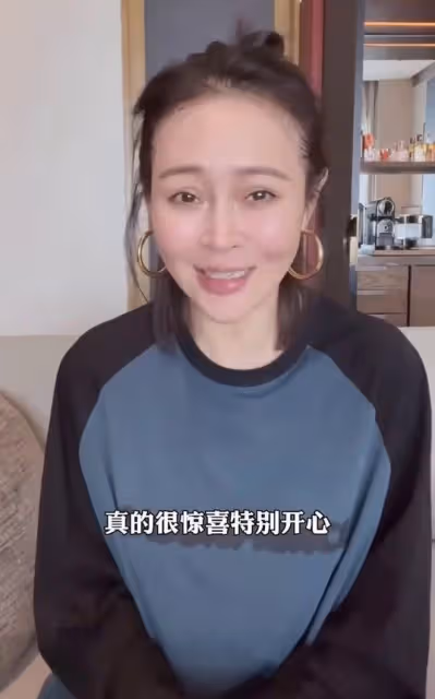 於明加攜一家六口現身海南!穿短褲秀白皙美腿,14歲女兒近一米八