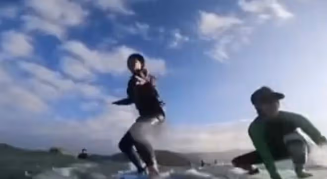 於明加攜一家六口現身海南!穿短褲秀白皙美腿,14歲女兒近一米八