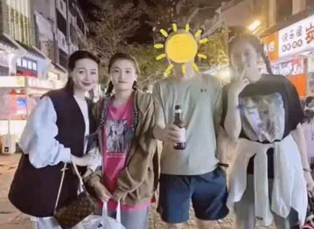於明加攜一家六口現身海南！穿短褲秀白皙美腿，14歲女兒近一米八