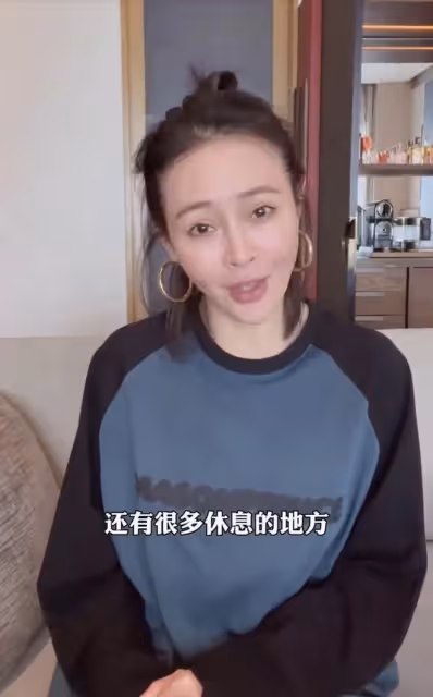 於明加攜一家六口現身海南！穿短褲秀白皙美腿，14歲女兒近一米八