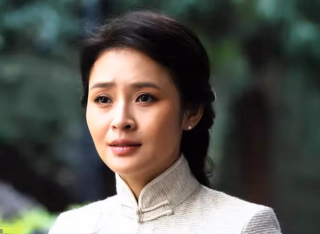 於明加攜一家六口現身海南！穿短褲秀白皙美腿，14歲女兒近一米八
