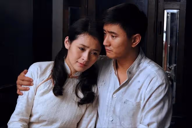 於明加攜一家六口現身海南！穿短褲秀白皙美腿，14歲女兒近一米八
