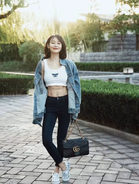 於明加攜一家六口現身海南！穿短褲秀白皙美腿，14歲女兒近一米八