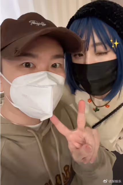 張大大與楊冪出遊,大冪冪挽著對方親密無間,比耶賣萌藍發搶鏡