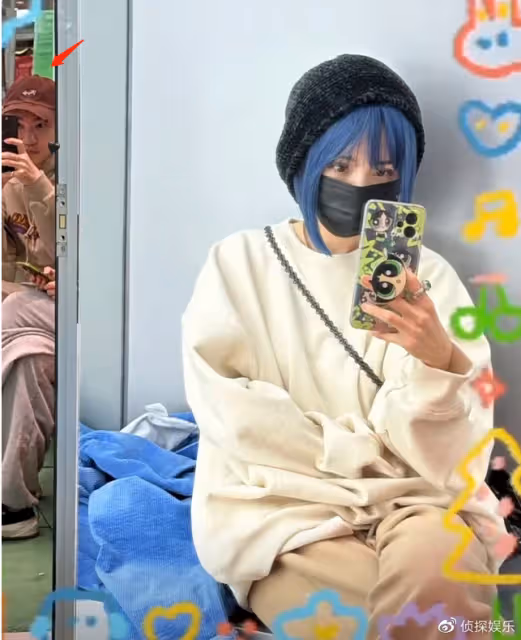 張大大與楊冪出遊，大冪冪挽著對方親密無間，比耶賣萌藍發搶鏡