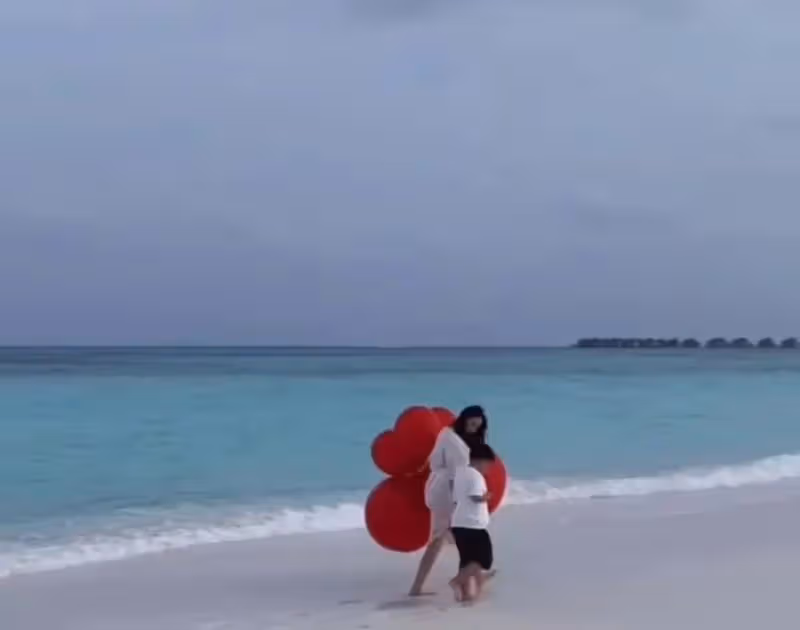佟麗婭曬照為兒慶生,母子倆海邊嬉戲打鬧,牽手散步不見陳思誠