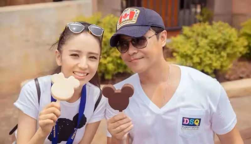 佟麗婭曬照為兒慶生,母子倆海邊嬉戲打鬧,牽手散步不見陳思誠