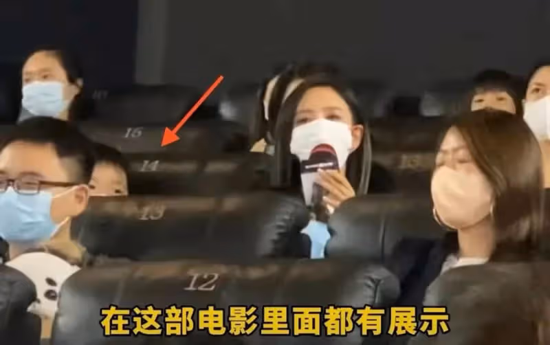 佟麗婭曬照為兒慶生,母子倆海邊嬉戲打鬧,牽手散步不見陳思誠