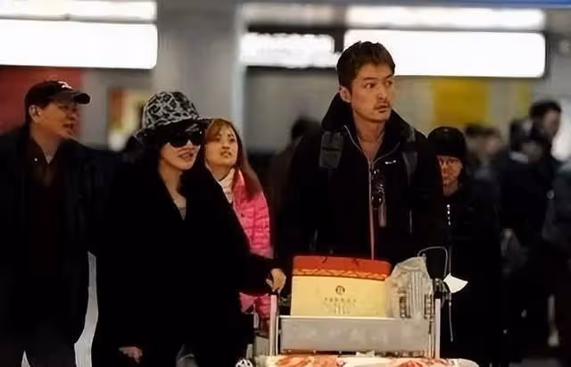 胡歌官宣當爸，老婆被爆是高知家庭，兩人疑似養貓相識，眾人祝福