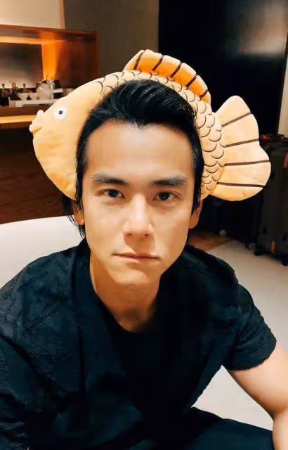 胡歌官宣當爸,老婆被爆是高知家庭,兩人疑似養貓相識,眾人祝福