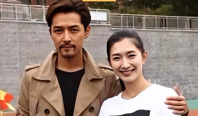 胡歌官宣隱婚生女，談了兩任女明星後，為何娶了圈外素人？