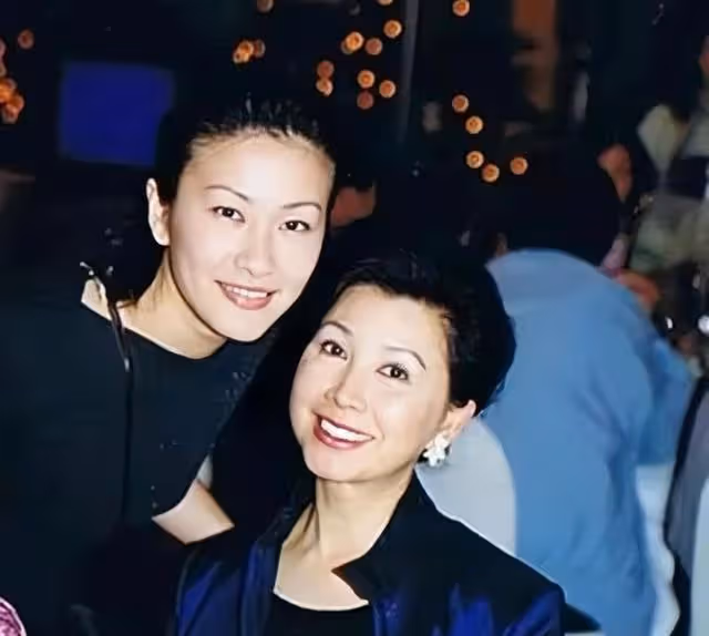 香港知名老戲骨驚喜復出！大秀琴技驚艷觀眾，當老師桃李滿天下