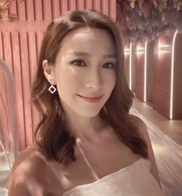 TVB知名女神狀態爆棚!穿桃紅色泳裝皮膚白到發光,至今仍是單身