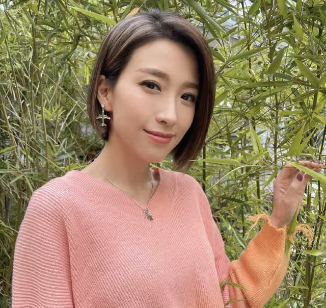 TVB知名女神狀態爆棚!穿桃紅色泳裝皮膚白到發光,至今仍是單身