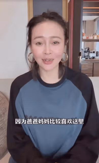於明加帶家人三亞遊玩,穿超短褲秀大長腿,神秘老公罕見現身