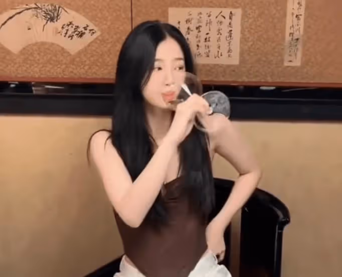 虞書欣易夢玲聚餐拍合照!兩美女身材火辣太耀眼,穿弔帶嫵媚動人