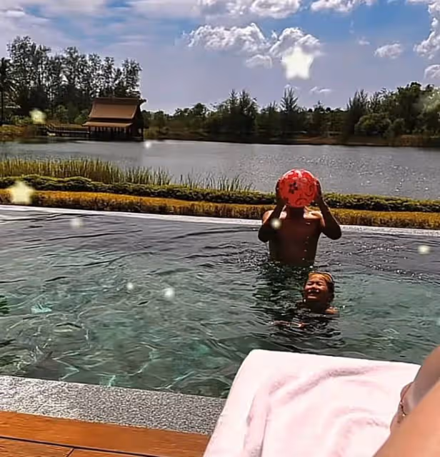 高曙光一家泰國度假！住別墅有保姆照顧太愜意，7歲兒子開心游泳
