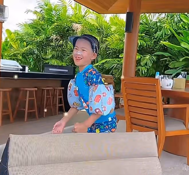 高曙光一家泰國度假！住別墅有保姆照顧太愜意，7歲兒子開心游泳