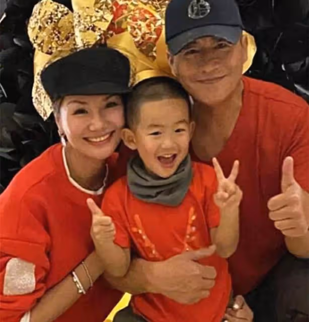 高曙光一家泰國度假！住別墅有保姆照顧太愜意，7歲兒子開心游泳