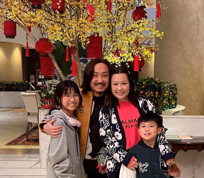 鄭中基春節全家福曝光!主持人妻子氣質出眾,女兒像爸兒子像媽