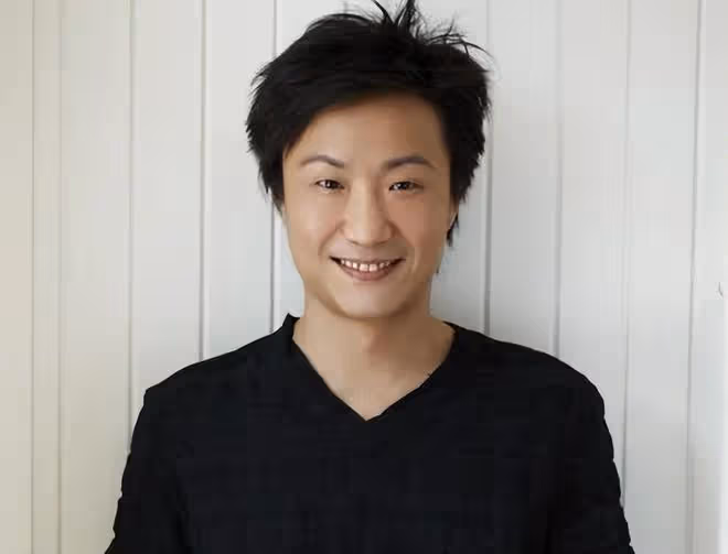 鄭中基春節全家福曝光!主持人妻子氣質出眾,女兒像爸兒子像媽