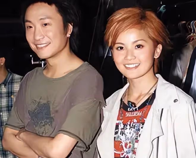 鄭中基春節全家福曝光！主持人妻子氣質出眾，女兒像爸兒子像媽