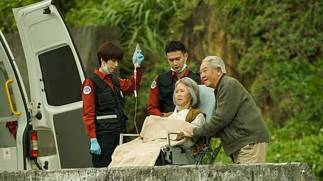 金鐘視帝過年離世！演員妻悲痛萬分「親挑遺照」不辦告別式　「三兒女將從國外返台」送父最後一程