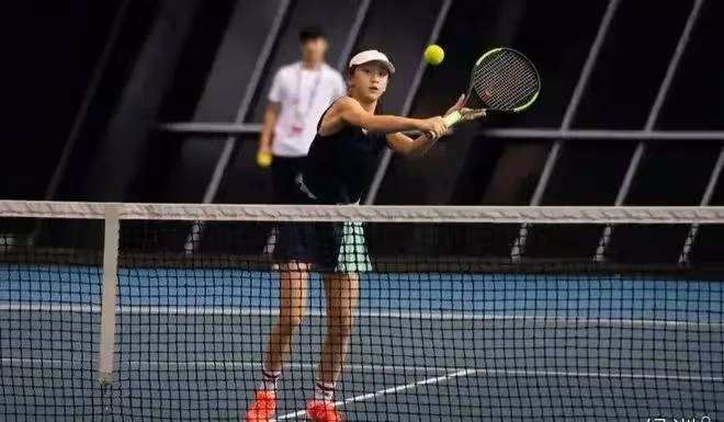 森碟網球比賽首戰晉級,2比0擊敗新加坡選手,曾因練習腳磨出水泡