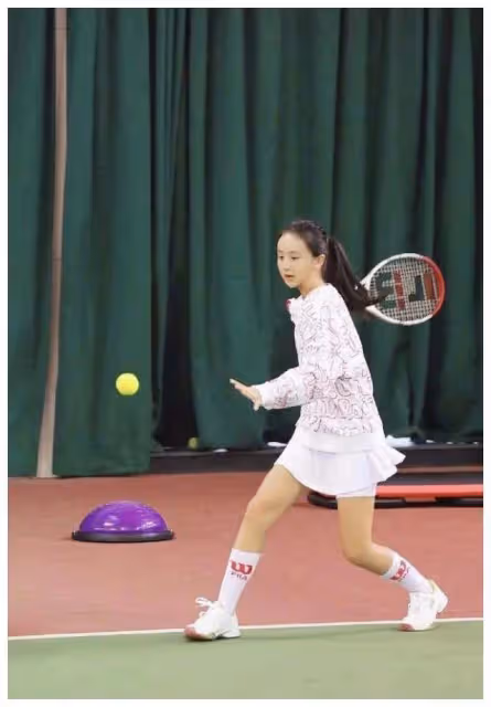 森碟網球比賽首戰晉級,2比0擊敗新加坡選手,曾因練習腳磨出水泡