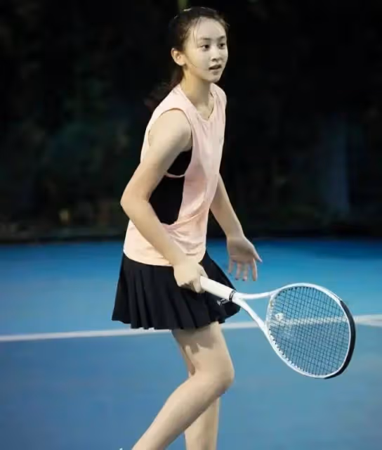 森碟網球比賽首戰晉級，2比0擊敗新加坡選手，曾因練習腳磨出水泡